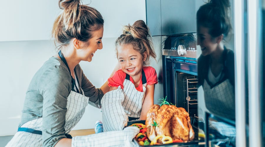 Mãe e filha cozinham juntas
