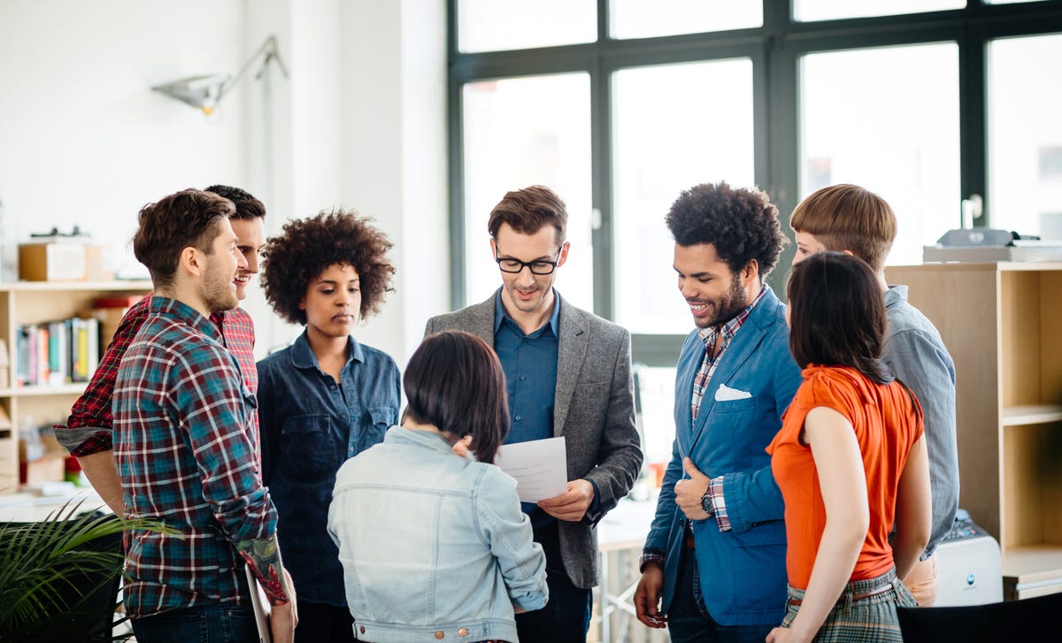 Funcionários aprendem com conteúdos B2B do Berlitz.