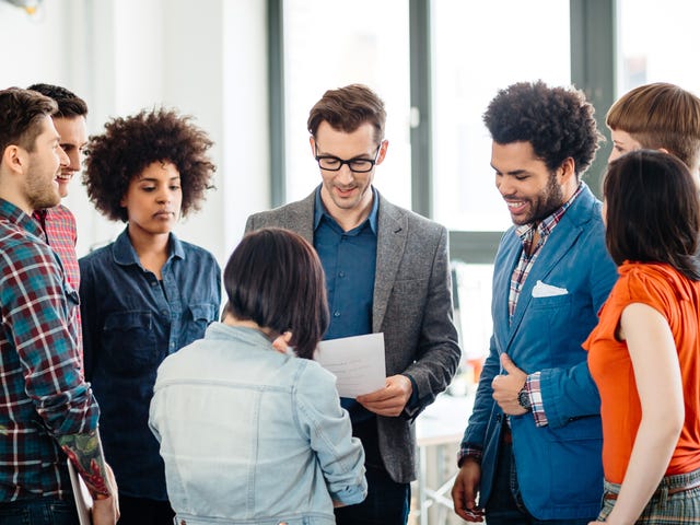 Funcionários aprendem com conteúdos B2B do Berlitz.