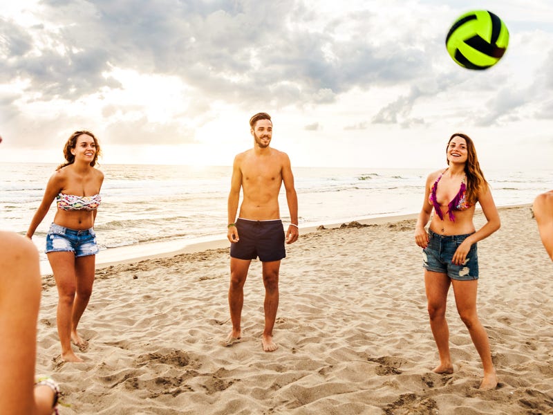 Grupo de jovens se diverte na praia