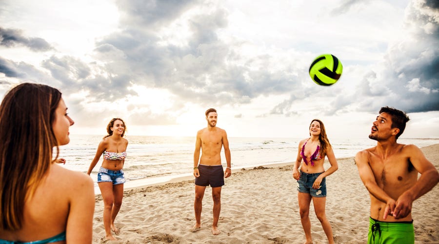 Grupo de jovens se diverte na praia