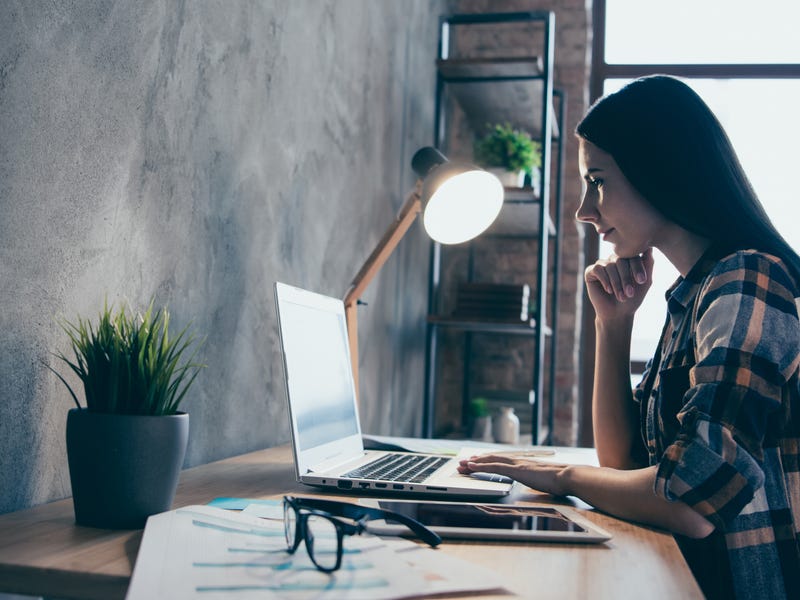 Mulher estuda regras do plural em inglês