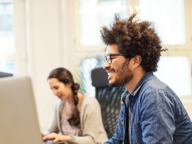 Homem faz curso de francês em Curitiba em unidade do Berlitz.