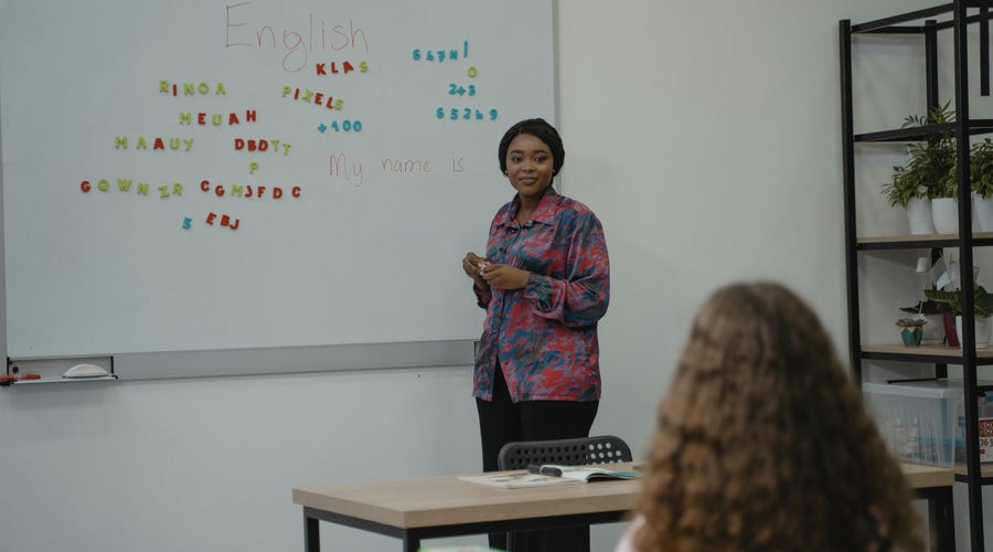 Professora ensinando seus alunos o uso de already yet still.