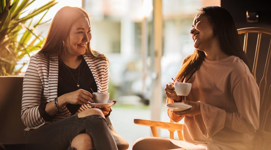 mulheres sentadas dizendo obrigado em francês