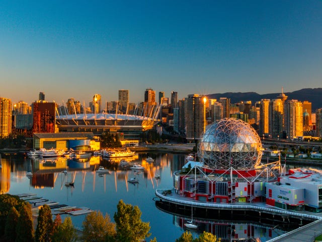 Vista aérea no pôr-do-sol da cidade de Vancouver, no Canadá, para intercâmbio de inglês.
