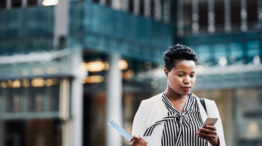 Mulher considera salário emocional em vaga