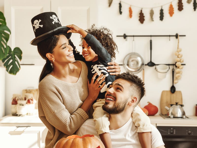 Família celebra feriado enquanto aprende vocabulário de Halloween