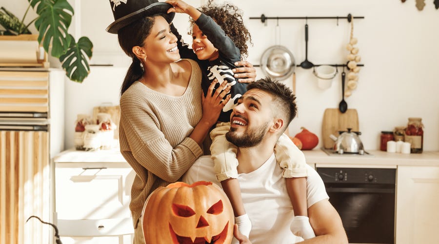 Família celebra feriado enquanto aprende vocabulário de Halloween