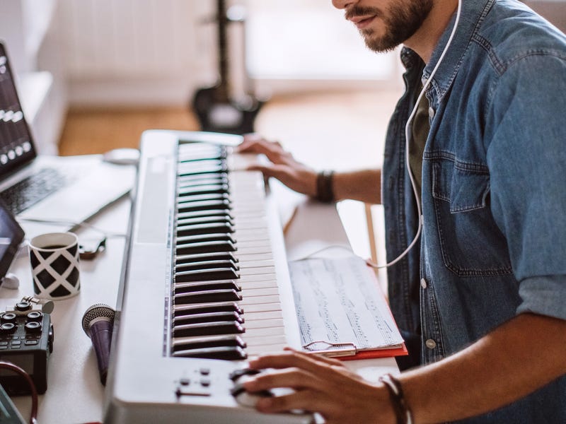 Homem treina e escuta músicas em inglês