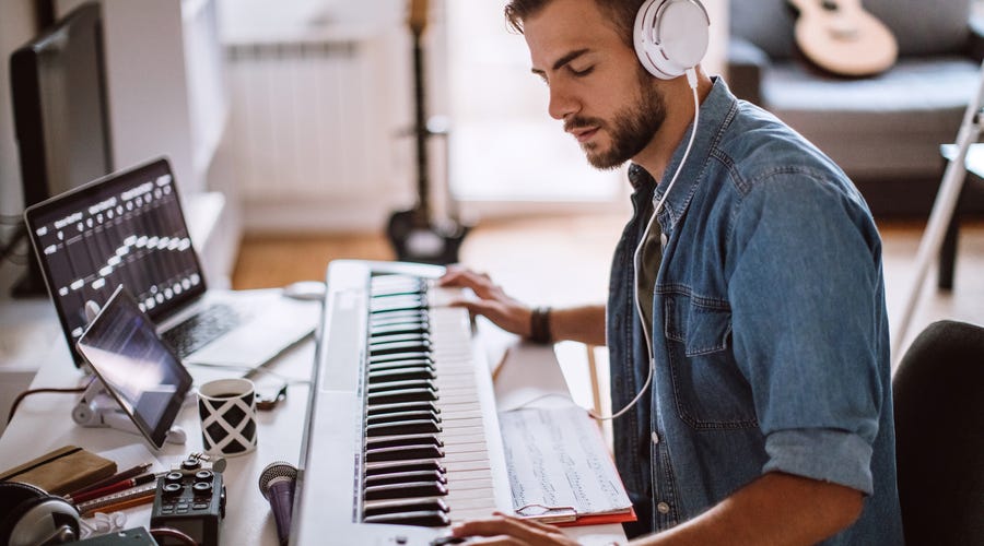 Homem treina e escuta músicas em inglês