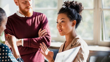 Líder de equipe instruindo liderados para seus projetos de tecnologia.
