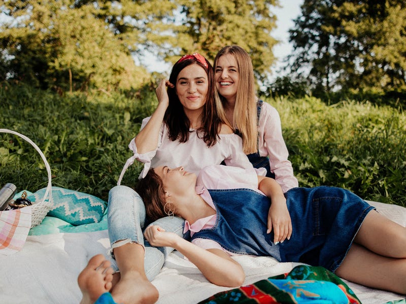 Jovens riem das palavras grandes em italiano