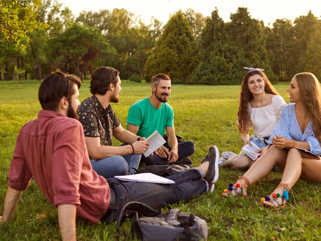 um grupo de estudantes no exterior