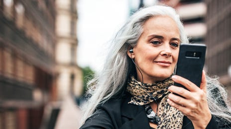 Mulher treina a pronúncia em inglês escutando músicas no idioma