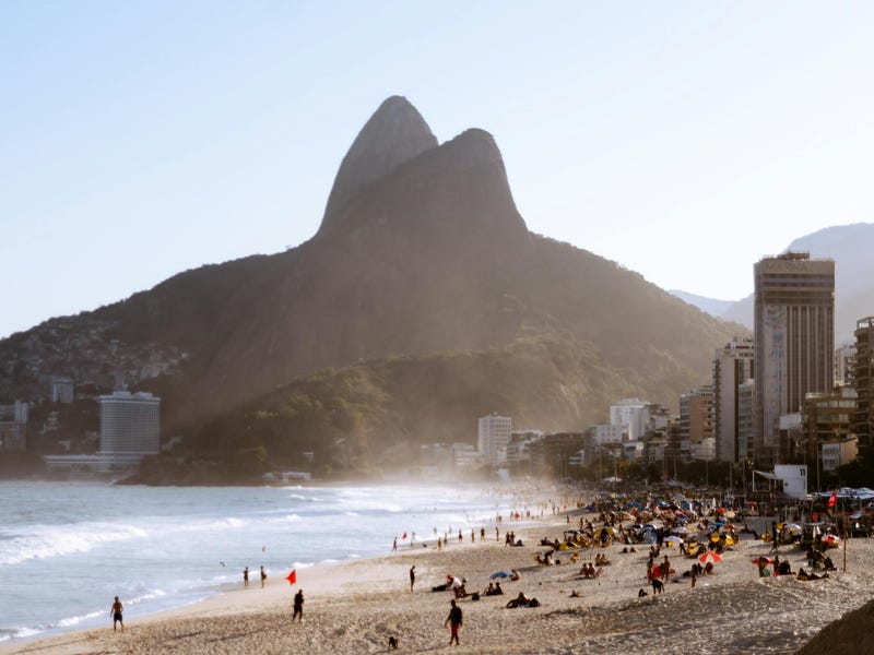 Imagem de uma praia carioca próxima às unidades do Berlitz Rio de Janeiro.