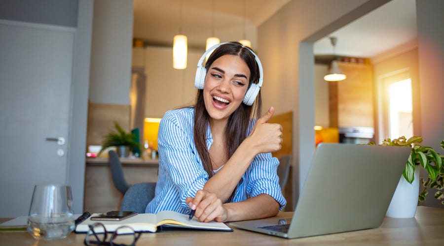 Mulher aprendendo alemão