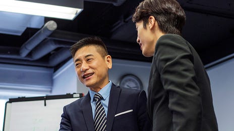 Advogados reunidos após uma reunião importante em inglês.