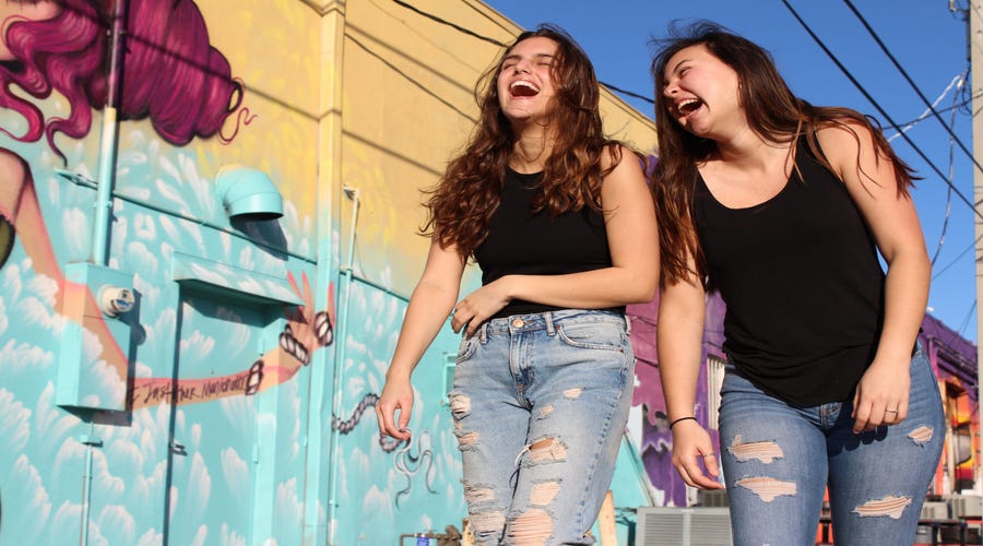 Jovens se divertem com charadas em espanhol
