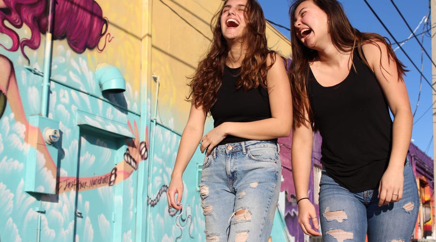 Jovens se divertem com charadas em espanhol