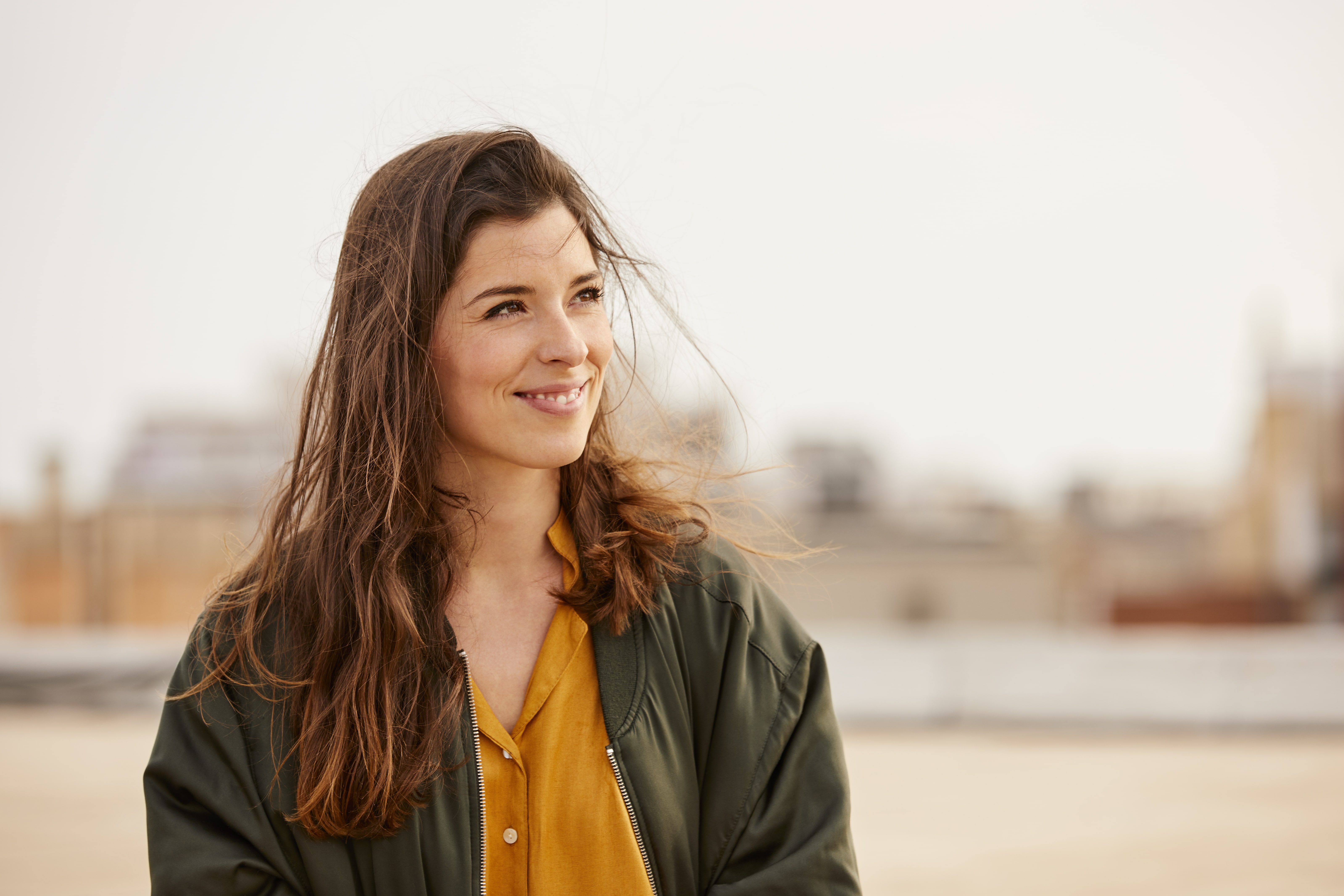 Moça sorridente viajando pela Itália após fazer seu curso de italiano no RJ.