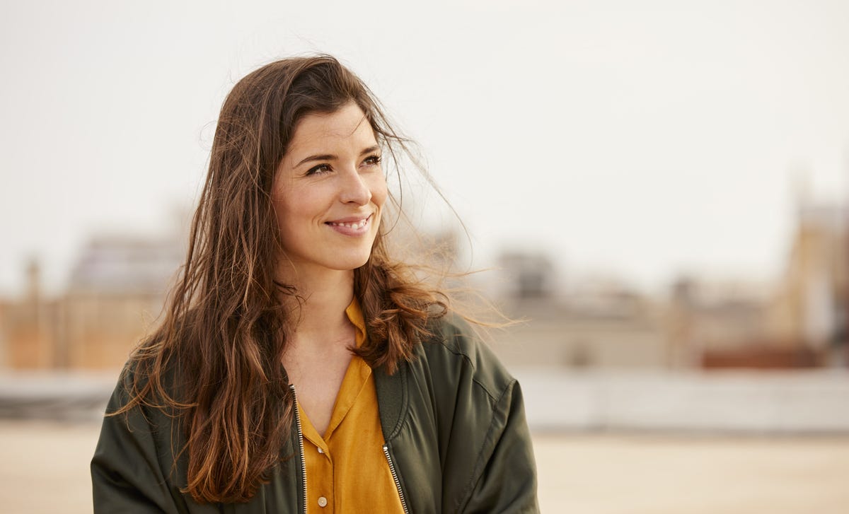 Moça sorridente viajando pela Itália após fazer seu curso de italiano no RJ.