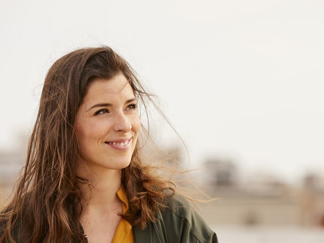 Moça sorridente viajando pela Itália após fazer seu curso de italiano no RJ.