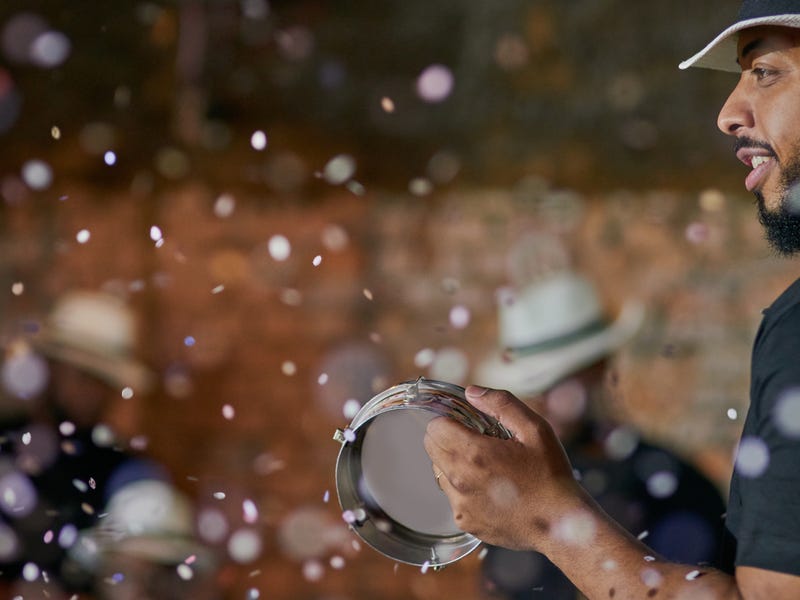 Homem comemora o Carnaval no Brasil tocando pandeiro
