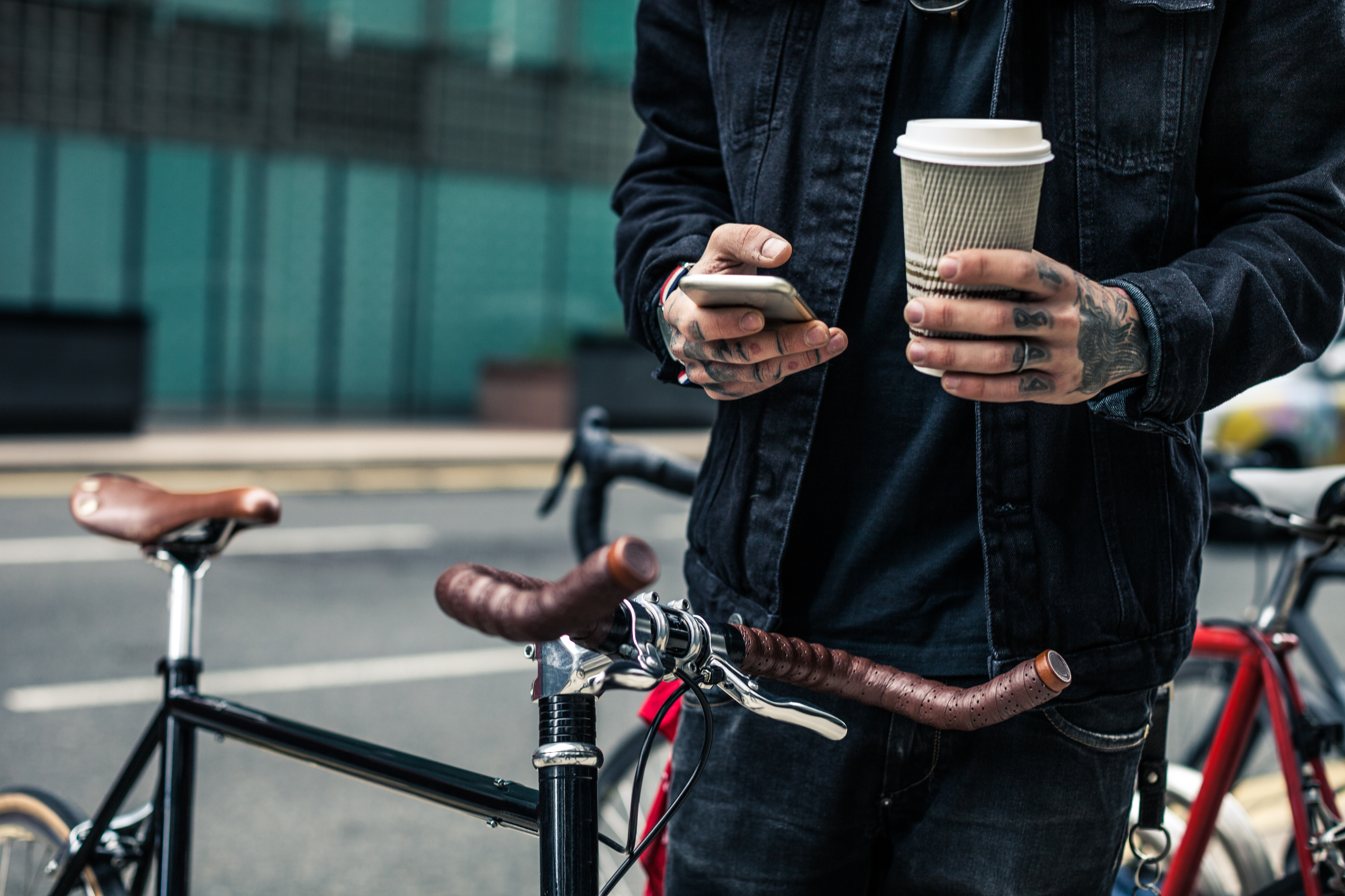 Homem vê as horas no celular