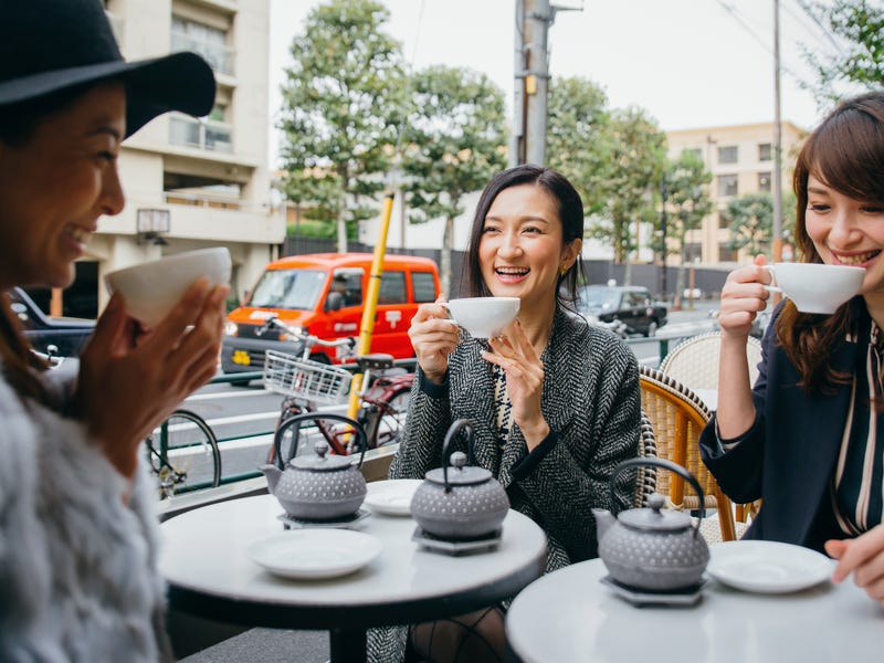 Amigas tomam café da manhã juntas e desejam "bom dia" em japonês