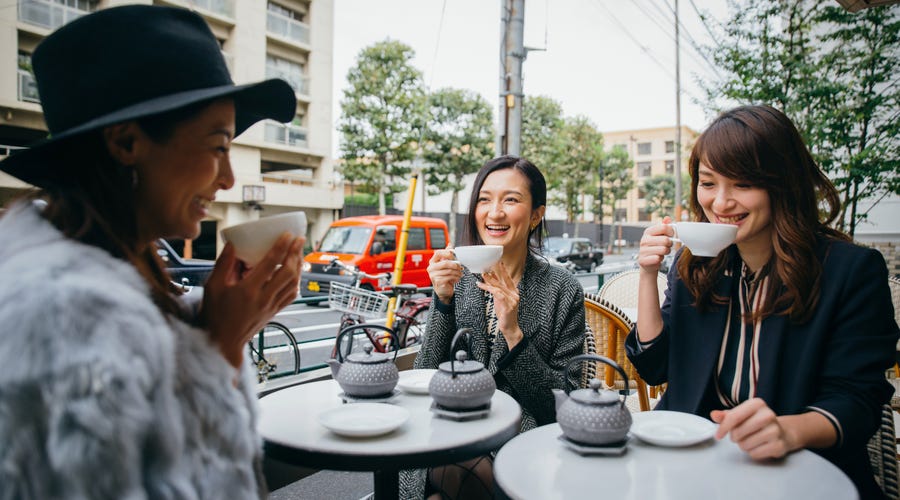 Amigas tomam café da manhã juntas e desejam "bom dia" em japonês