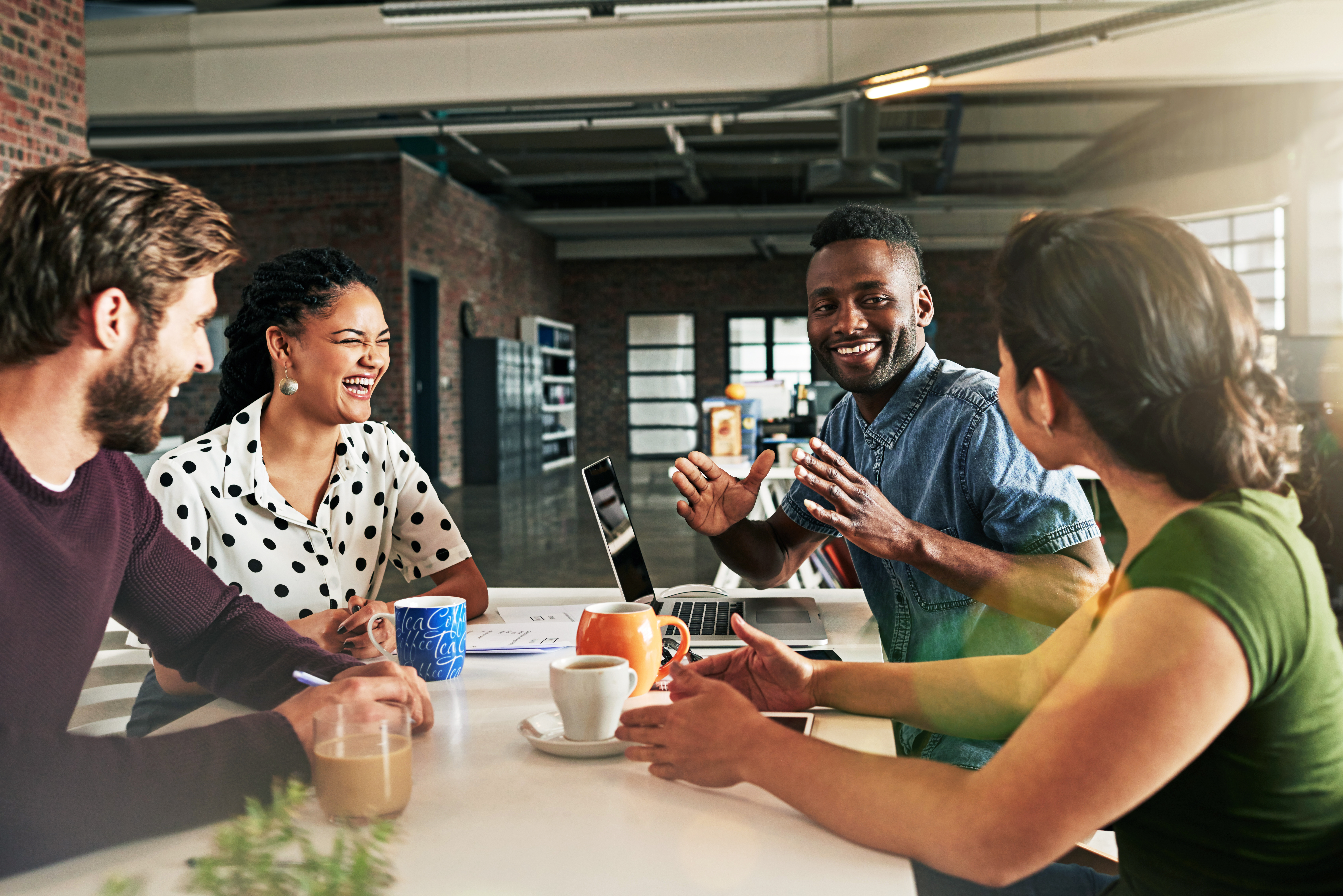 Pessoas estudando os adjetivos em francês.