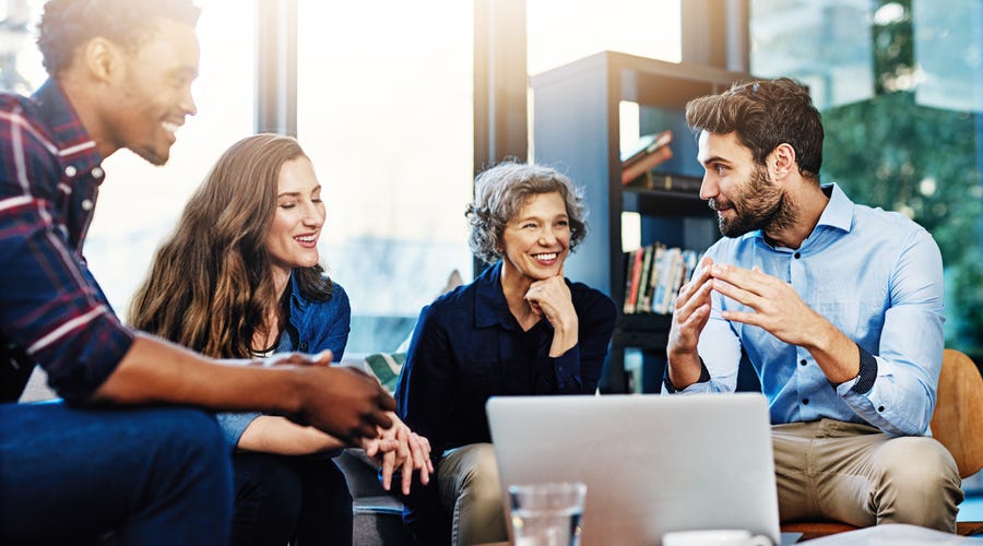 Equipe discute como melhorar o perfil profissional na empresa