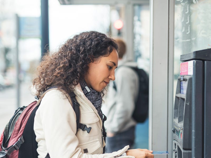 Mulher saca dinheiro no exterior