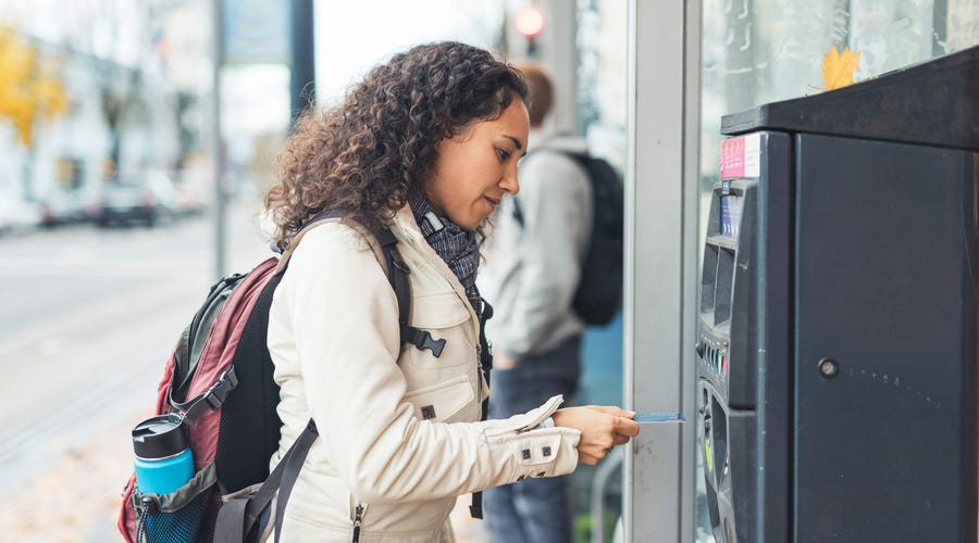 Mulher saca dinheiro no exterior