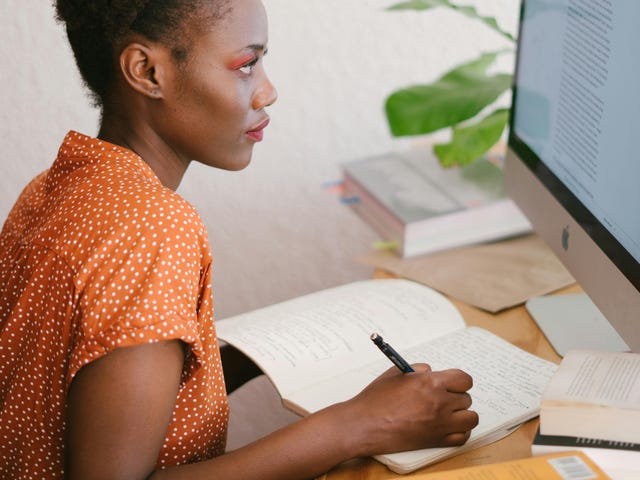 Mulher estuda francês com o Berlitz Flex com aulas ao vivo.