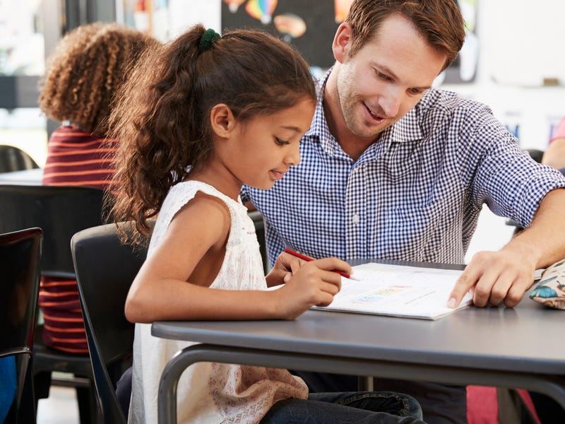 Professor auxilia no processo de aprender uma segunda língua