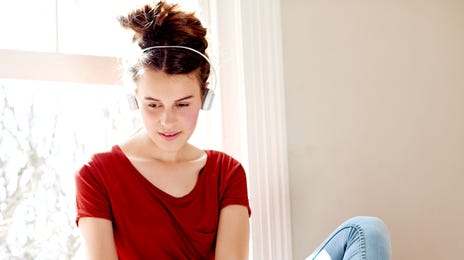 Mulher estuda idiomas para conhecer seu ciclo de aprendizado.