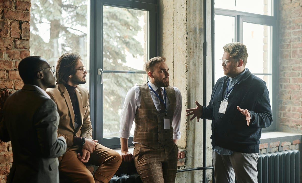 Homem contando uma história para seus colegas de trabalho que fizeram um curso de storytelling.