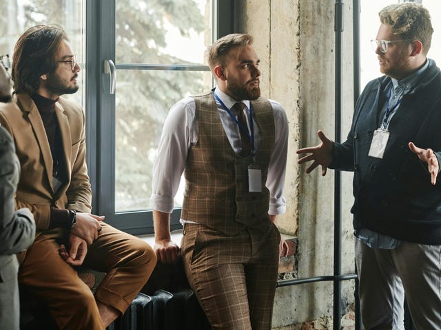 Homem contando uma história para seus colegas de trabalho que fizeram um curso de storytelling.