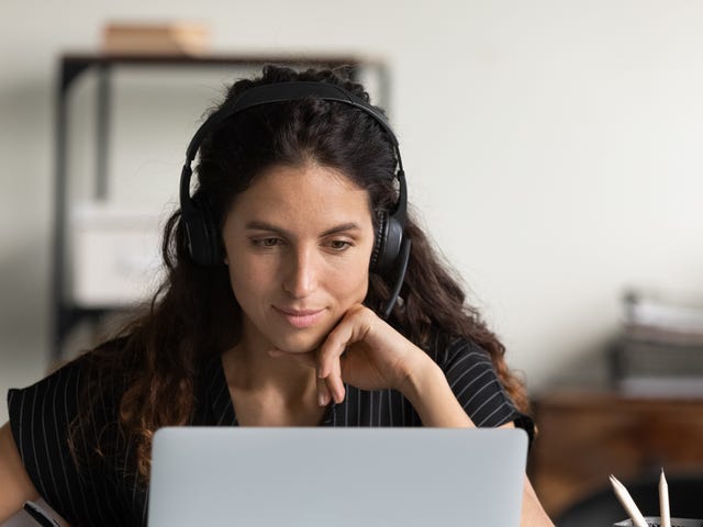 mulher fazendo o curso online TELC