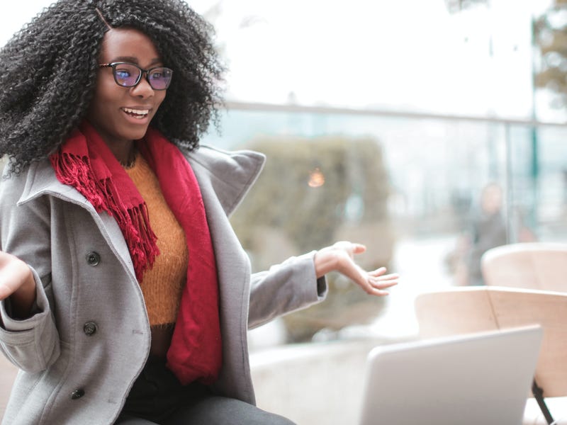 Mulher pratica linguagem corporal em chamada de vídeo