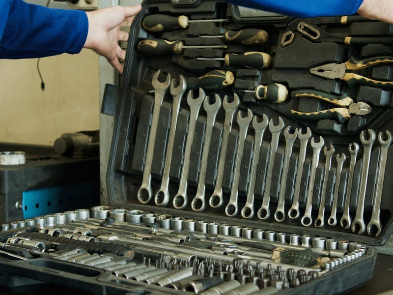 Homem abre caixa de ferramentas