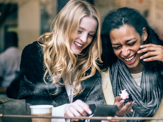 Mulheres praticam juntas conversação em inglês