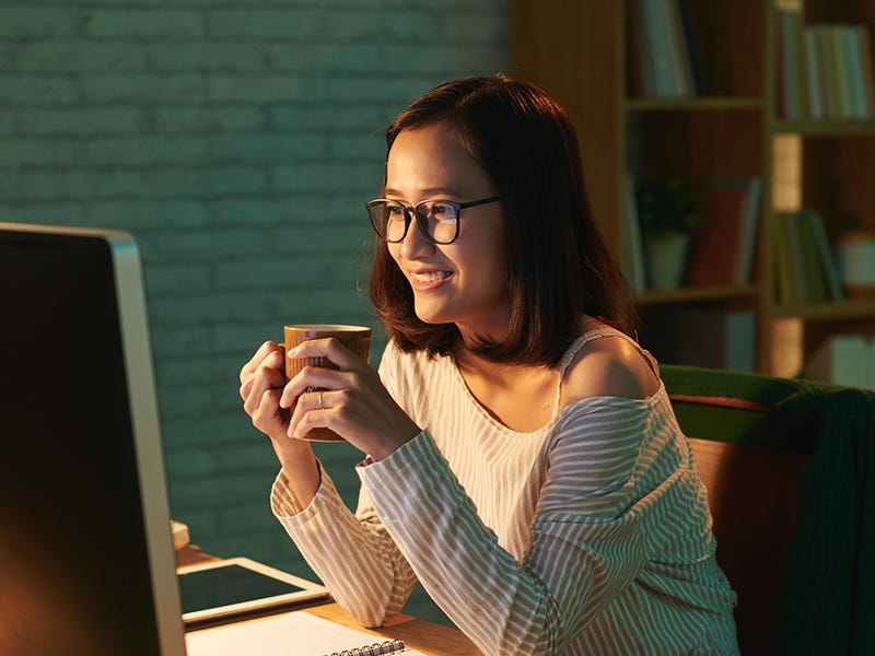 Garota estuda gerúndio em espanhol pelo computador