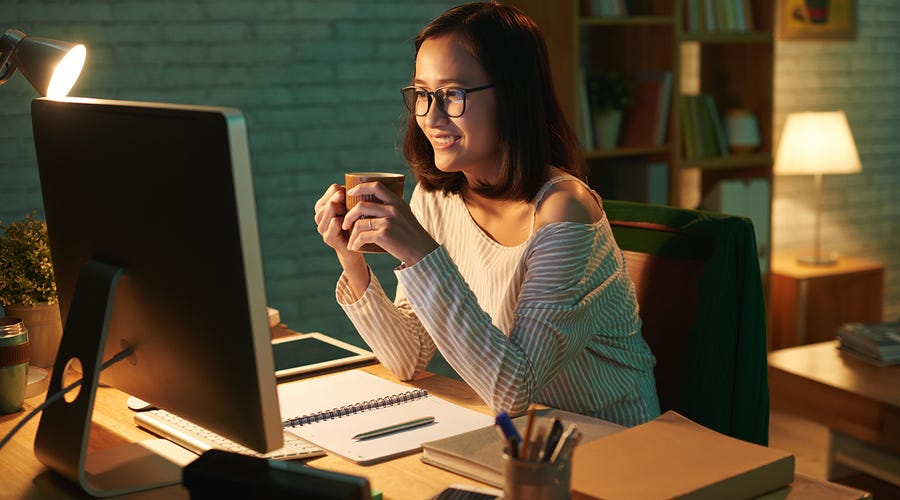 Garota estuda gerúndio em espanhol pelo computador