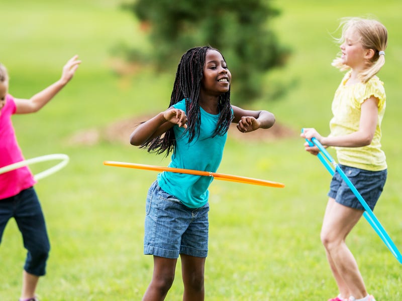 Crianças se divertem com brinquedos em inglês