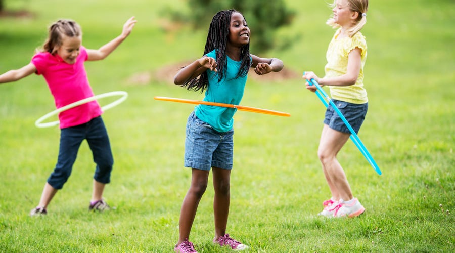 Crianças se divertem com brinquedos em inglês