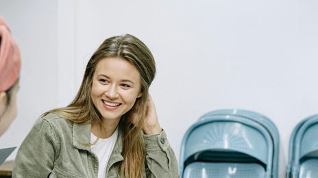 Duas amigas conversando durante a aula de espanhol no Rio.