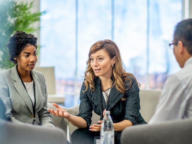 Funcionários conversam sobre pluralismo cultural no ambiente corporativo